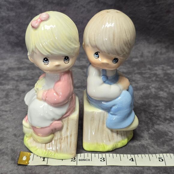 Precious Moments Girl & Boy Sitting on Tree Stump Salt & Pepper Shaker Decor - Picture 7 of 10